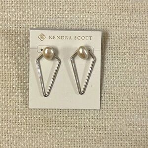 Kendra Scott silver Pearl earrings NWT